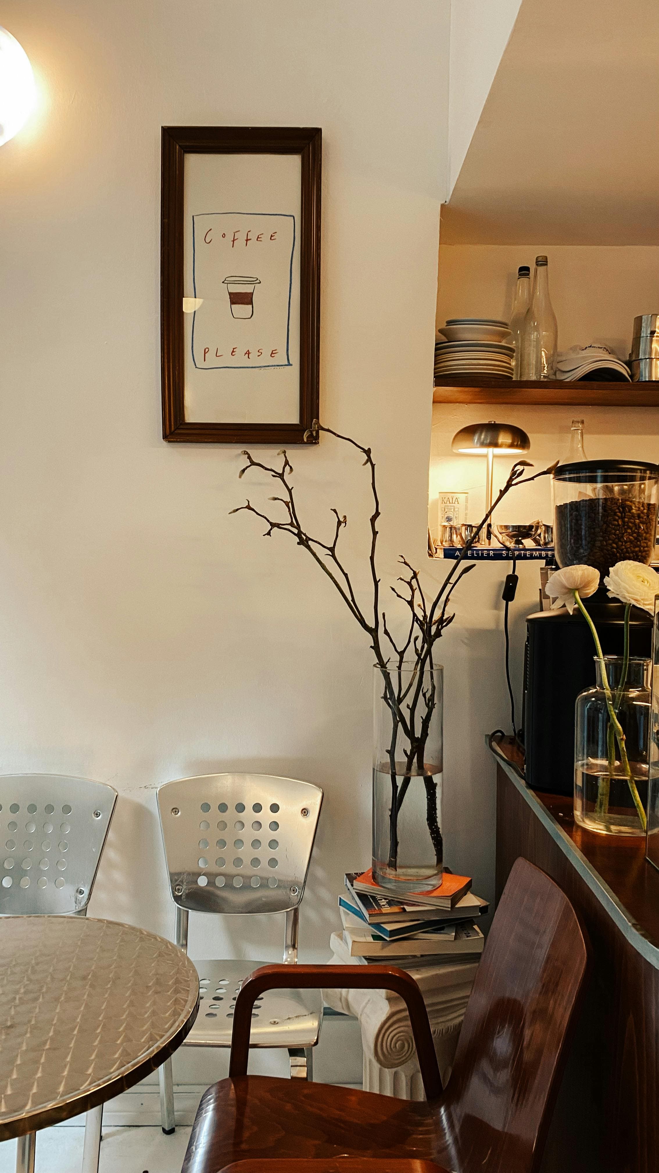 Fasilitas snack dan listrik di Lumber Camp